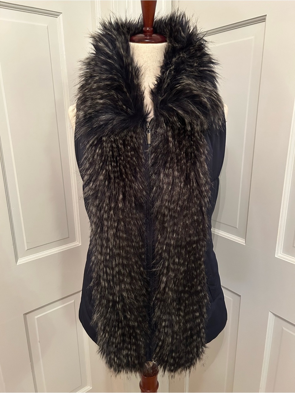SOFT SURROUNDINGS Navy Puffer Vest Faux Fur Trim Collar Full Zip Women’s Small